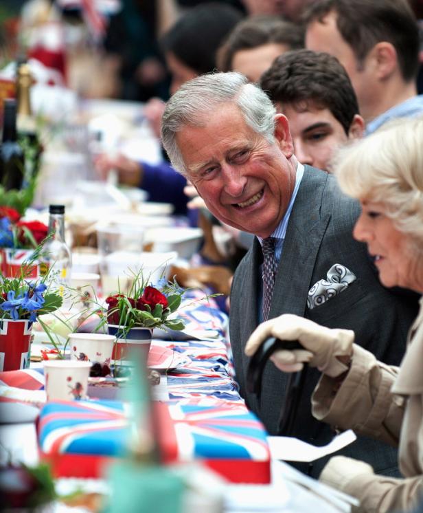 König Charles und Camilla nehmen an einer Feier mit Union-Jack-Dekoration teil.