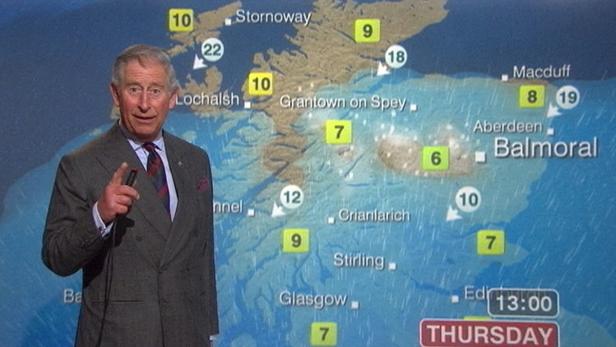 König Charles III. präsentiert die Wettervorhersage für Schottland.