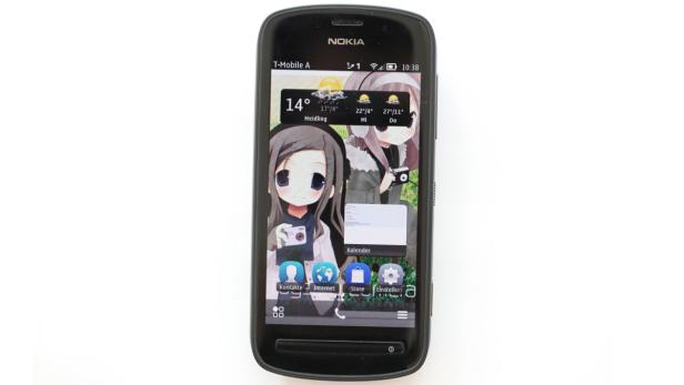 Ein Nokia-Smartphone mit einem Anime-Hintergrundbild und Wetter-Widgets auf dem Bildschirm.