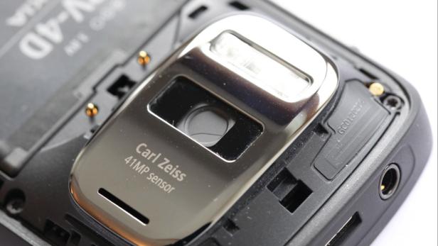Detailaufnahme der Carl Zeiss 41MP Kamera eines Nokia Smartphones.