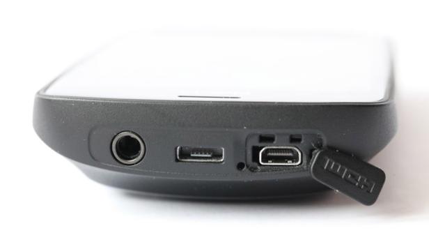 Nahaufnahme der Anschlüsse eines elektronischen Geräts, einschließlich Kopfhörerbuchse, USB und HDMI.