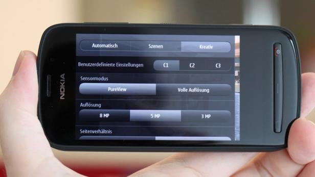 Ein Nokia-Smartphone zeigt Kameraeinstellungen wie Auflösung und Sensormodus.