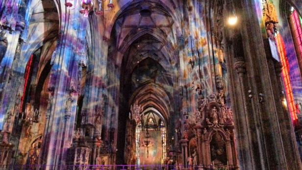 Das Innere des Stephansdoms in Wien mit farbiger Beleuchtung.