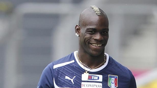 Mario Balotelli lächelt in einem blauen Trikot der italienischen Nationalmannschaft.
