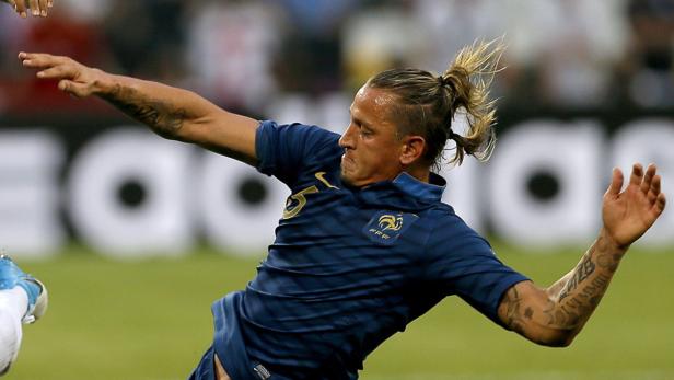 Ein französischer Fußballspieler mit Tätowierungen auf dem Spielfeld.