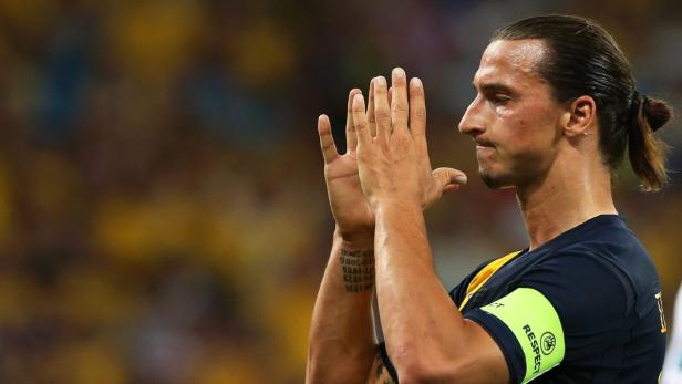 Zlatan Ibrahimović mit erhobenen Händen auf dem Spielfeld.