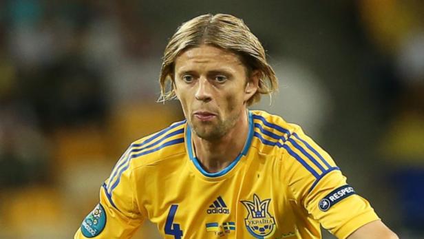 Ein ukrainischer Fußballspieler im gelb-blauen Trikot.