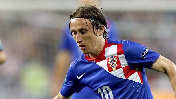 Luka Modrić im Trikot der kroatischen Nationalmannschaft während eines Fußballspiels.