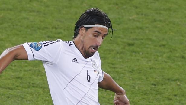 Ein Fußballspieler der deutschen Nationalmannschaft mit der Nummer 6 auf dem Trikot.