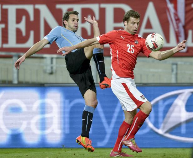 Zwei Fußballspieler kämpfen um den Ball während eines Spiels.