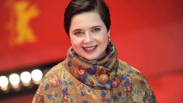 Isabelle Huppert lächelt auf dem roten Teppich der Berlinale.