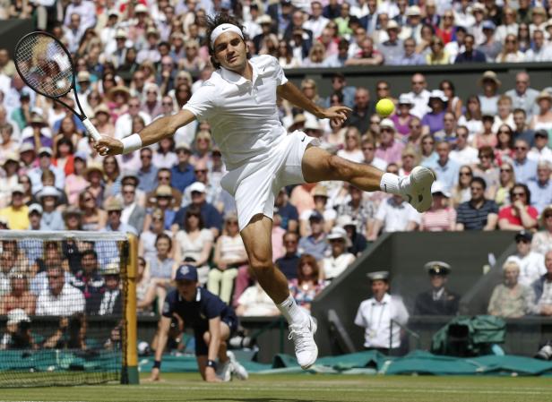Roger Federer schlägt den Ball während eines Tennisspiels in Wimbledon.