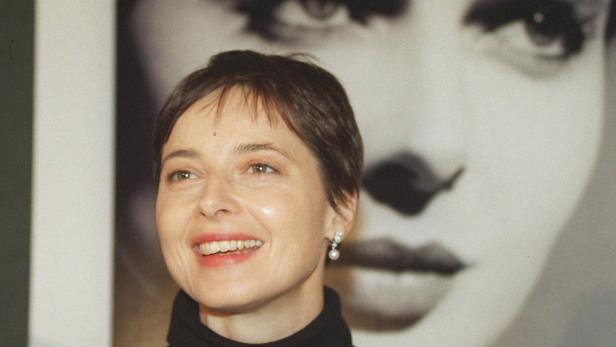 Die lächelnde Schauspielerin Kristin Scott Thomas vor einem Porträt.