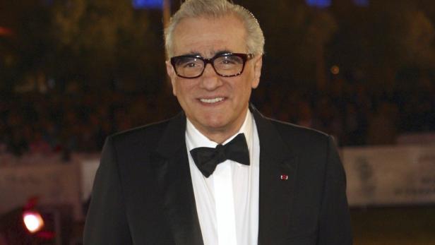 Martin Scorsese trägt eine Brille und einen Smoking mit Fliege.