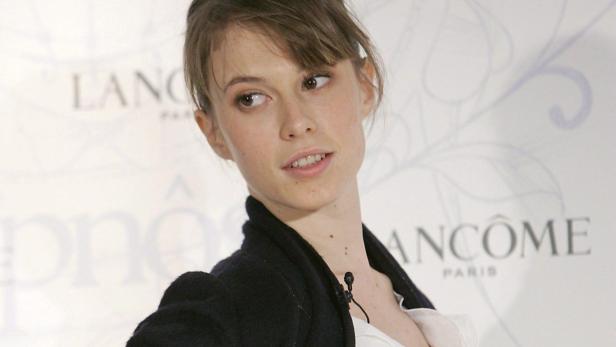 Talulah Riley posiert vor einem Lancôme-Logo.