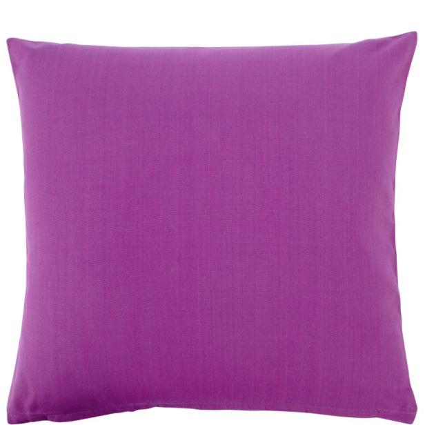 Ein quadratisches, violettes Kissen.