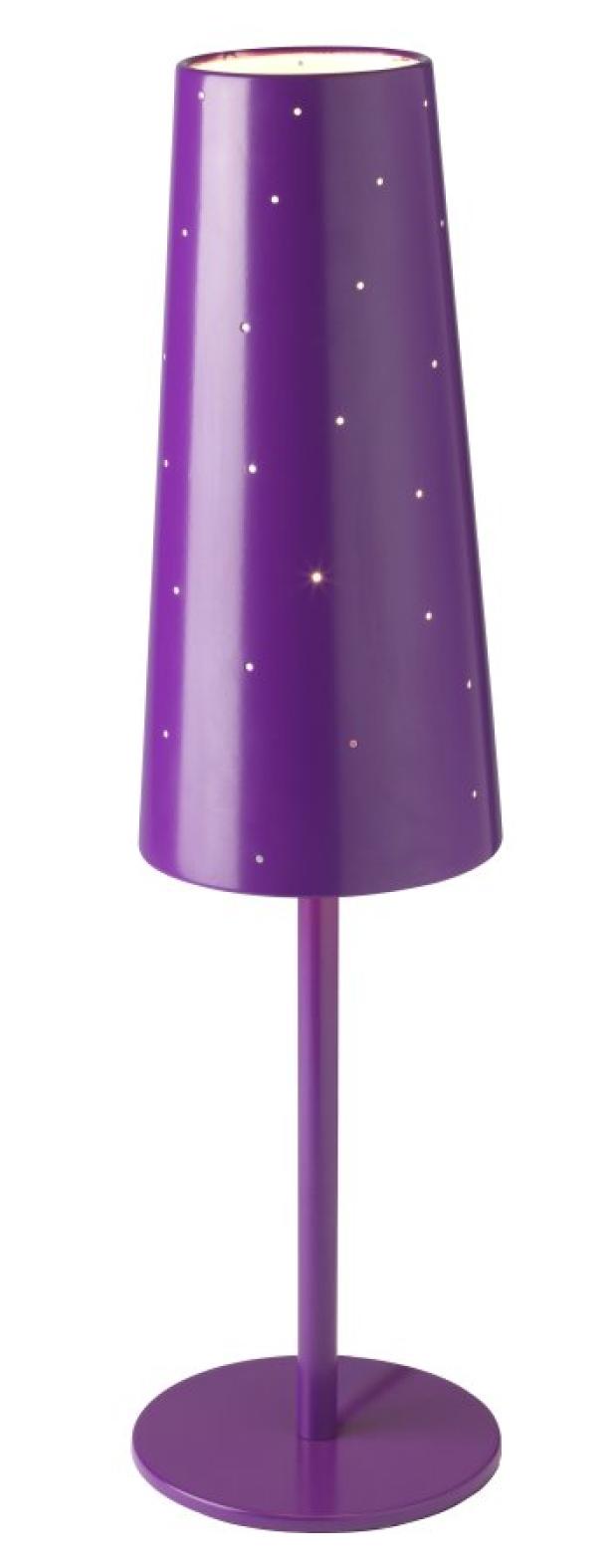 Eine lila Stehlampe mit kleinen Löchern im Lampenschirm steht auf einem runden Sockel.