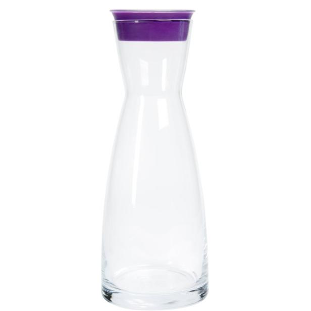 Eine leere, transparente Karaffe mit einem lila Deckel.