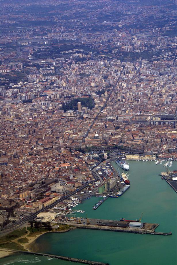Luftaufnahme einer Stadt mit einem Hafen voller Schiffe.
