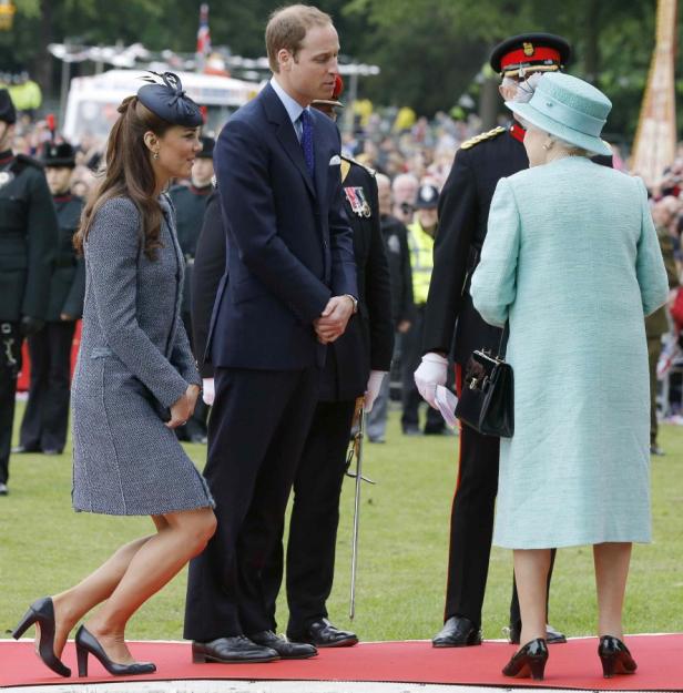 Königin Elisabeth II., Prinz William und Prinzessin Kate bei einer Veranstaltung im Freien.