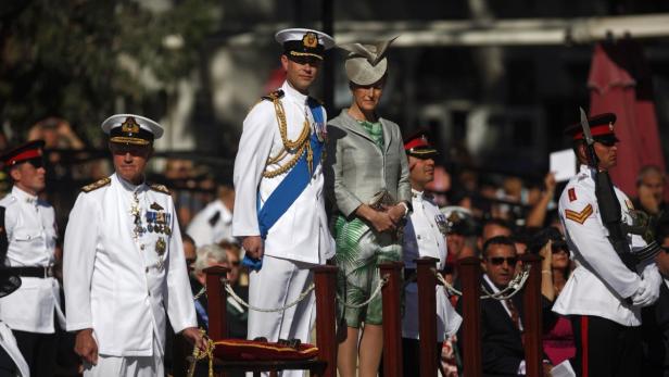 Prinz Edward und Sophie von Wessex bei einer öffentlichen Veranstaltung, umgeben von Militärangehörigen.