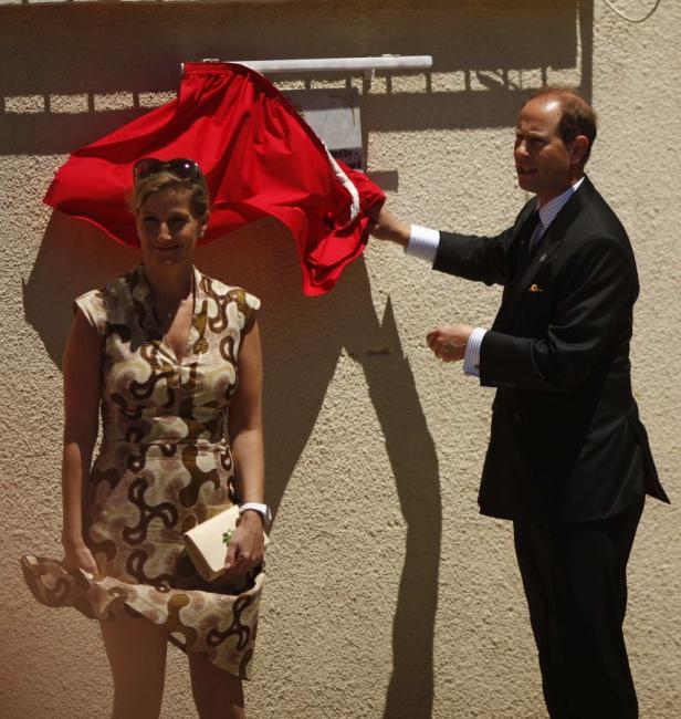 Prinz Edward enthüllt mit Sophie von Wessex eine Gedenktafel.