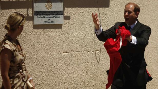 Prinz Edward bei der Einweihung eines Spielplatzes im Juni 2012.