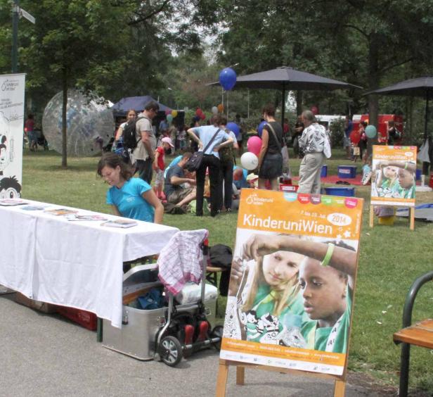 Eine Veranstaltung der Kinderuni Wien im Freien mit vielen Menschen.