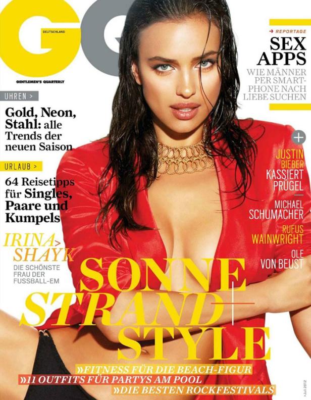 Das Cover der deutschen GQ-Ausgabe mit Irina Shayk in einem roten Blazer und einer goldenen Halskette.