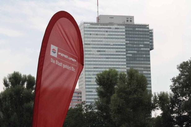 Ein rotes Banner der Wiener Linien vor dem Vienna International Centre.