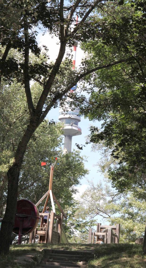 Ein Spielplatz mit einem Kind und im Hintergrund der Stuttgarter Fernsehturm.