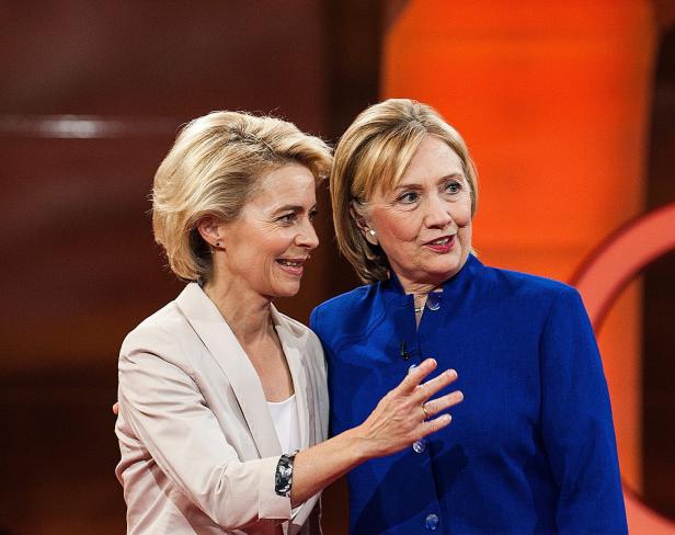 Ursula von der Leyen und Hillary Clinton stehen zusammen auf einer Bühne.