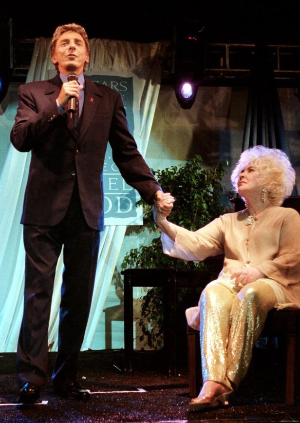 BARRY MANILOW SINGS TO ELIZABETH TAYLOR AT PROJECT Barry Manilow: Heimliche Hochzeit mit Freund