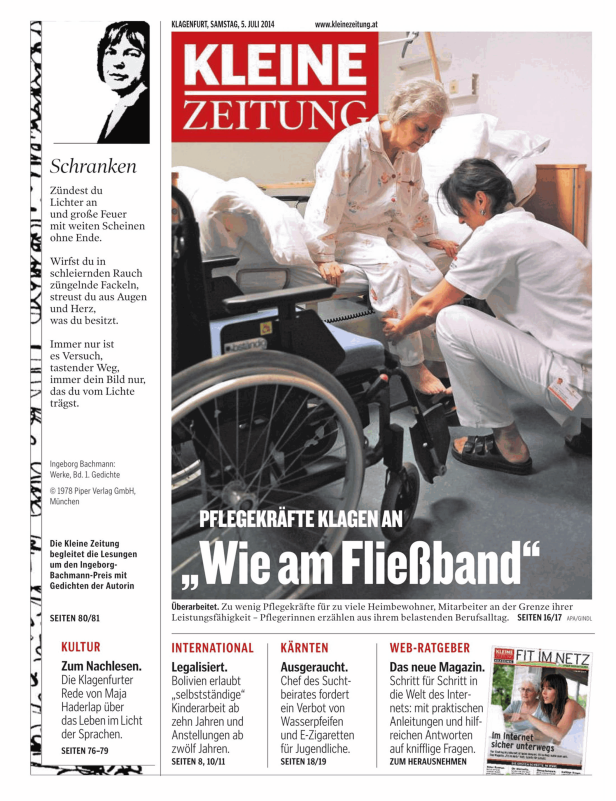 Eine Pflegekraft hilft einer älteren Dame in einem Rollstuhl.