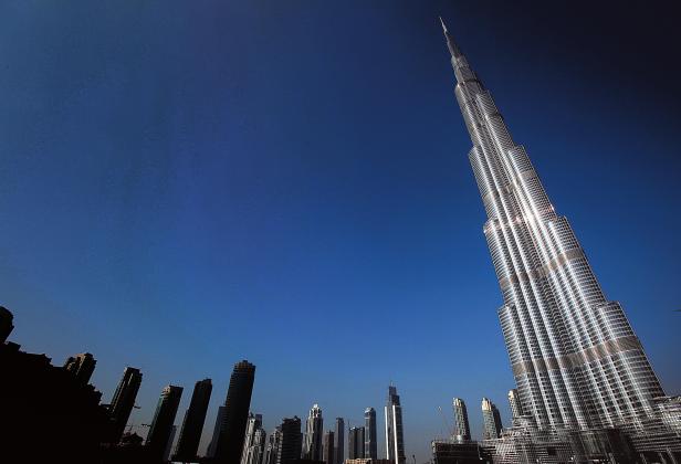 Der Burj Khalifa ragt in Dubai vor blauem Himmel empor.