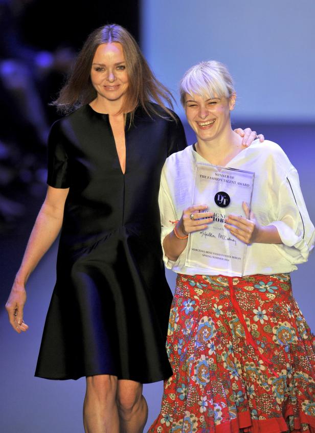 Stella McCartney mit der Gewinnerin des Fashion Talent Award der Mercedes-Benz Fashion Week Berlin 2014.