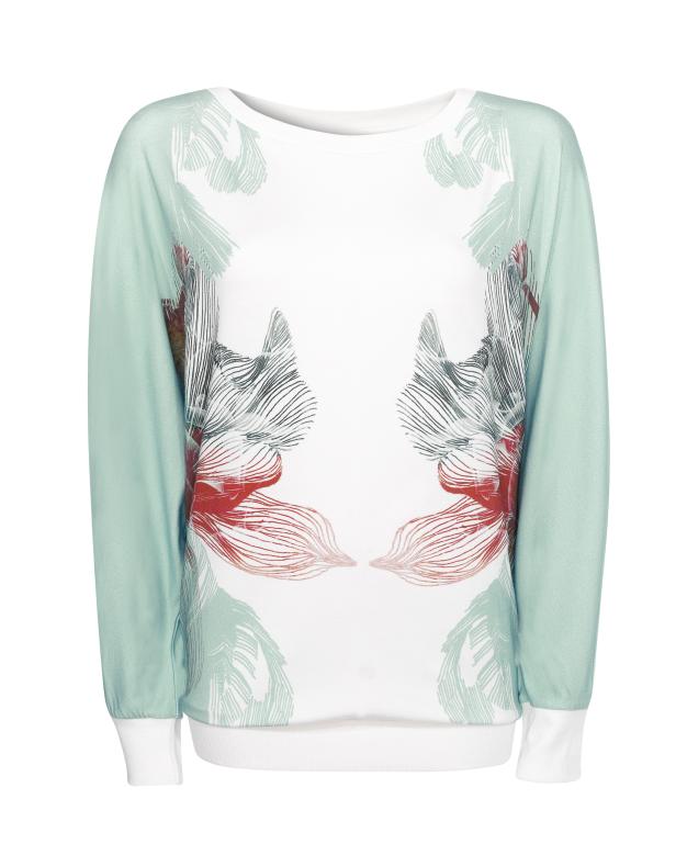 Ein weißes Sweatshirt mit Blumenmuster und türkisfarbenen Ärmeln.