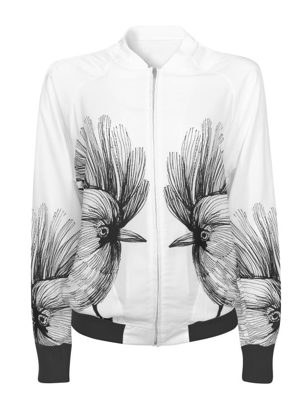 Eine weiße Bomberjacke mit einem Muster aus stilisierten Kakadus.