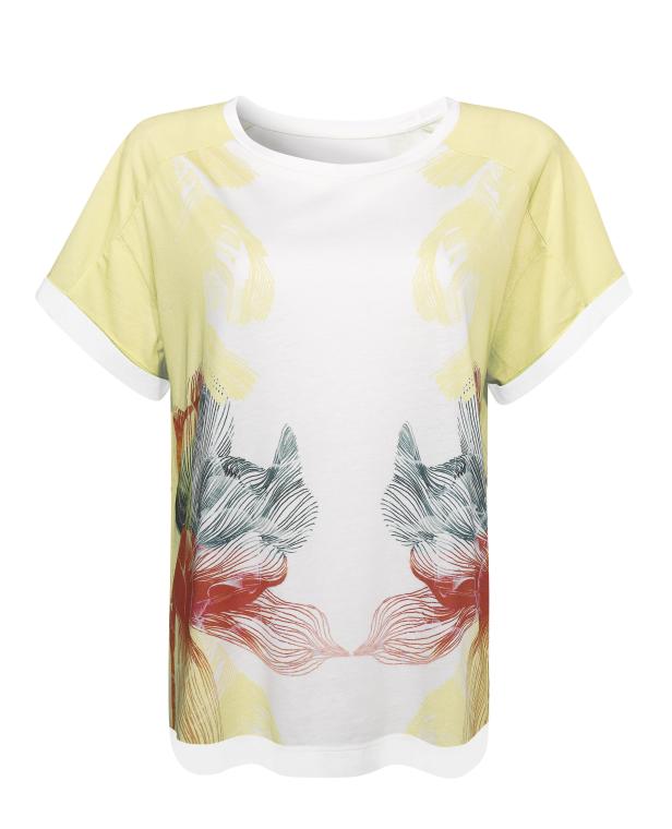 Ein weißes T-Shirt mit gelben Ärmeln und einem floralen Muster.