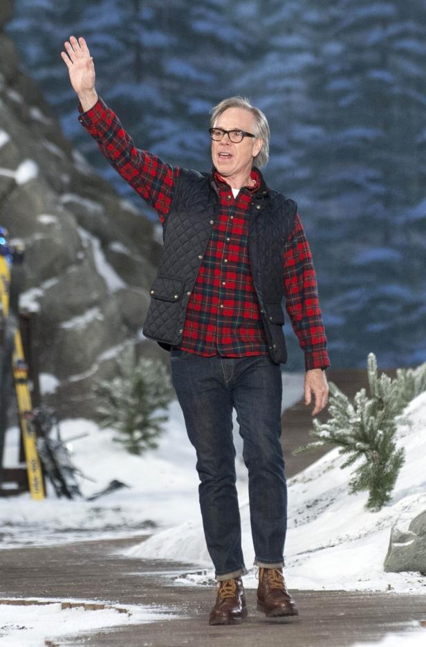 Tommy Hilfiger auf einem winterlichen Laufsteg, winkend.