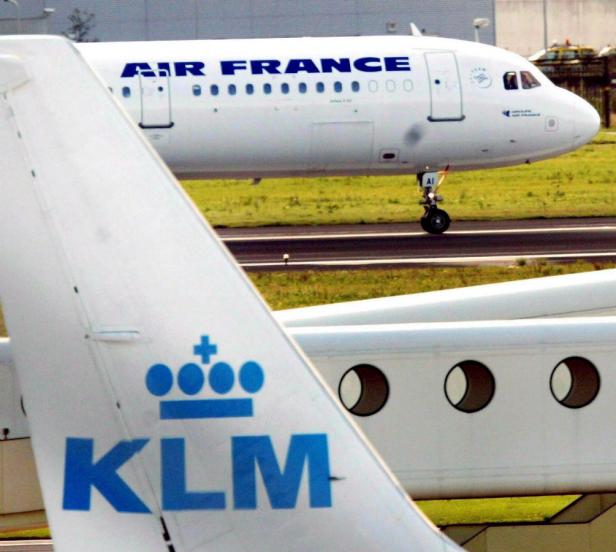 Eine Air France Maschine landet, während im Vordergrund das Heck einer KLM Maschine zu sehen ist.