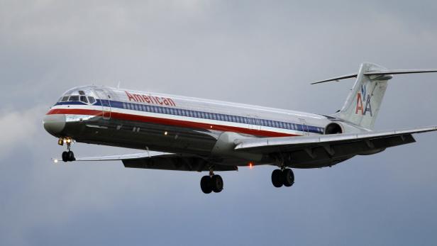 Ein Flugzeug der American Airlines im Landeanflug.