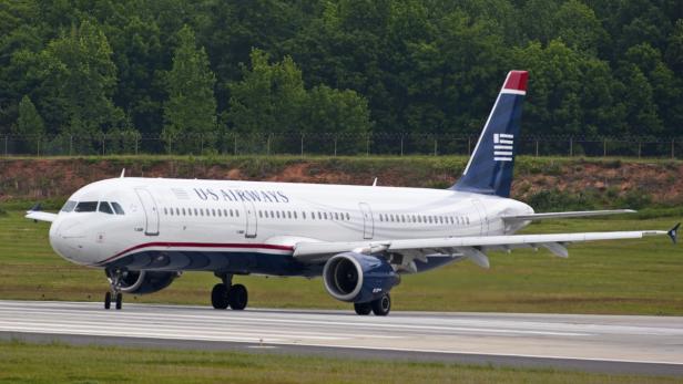 Ein Flugzeug der US Airways rollt auf einer Startbahn.