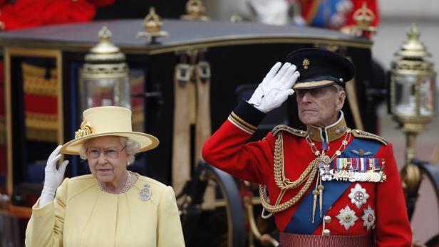 Königin Elisabeth II. und Prinz Philip grüßen in ihren jeweiligen Uniformen.