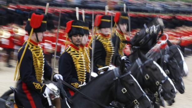 Britische Soldaten in Paradeuniform reiten auf Pferden.