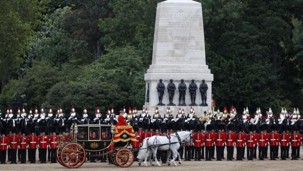Eine Parade mit der königlichen Garde und einer Kutsche in London.