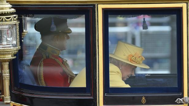 Königin Elisabeth II. und Prinz Philip in einer Kutsche.