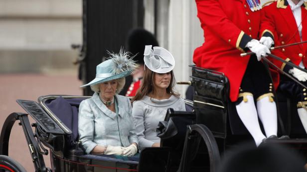 Königin Camilla und Prinzessin Kate fahren in einer Kutsche.
