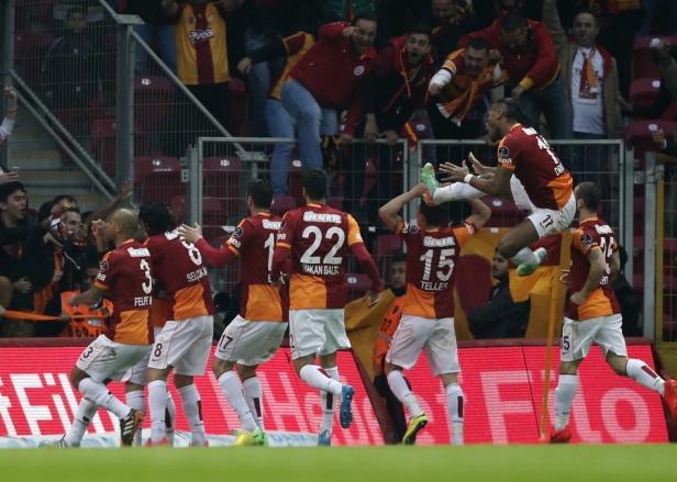 Fußballspieler von Galatasaray feiern ein Tor.