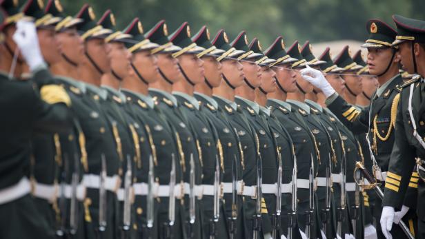 Eine Reihe chinesischer Soldaten in Uniform steht stramm.